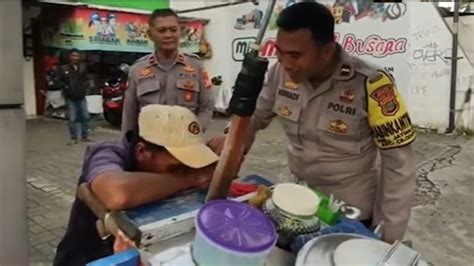 Sopir Truck Ewe Penjual Dawet Pinggir Jalan 